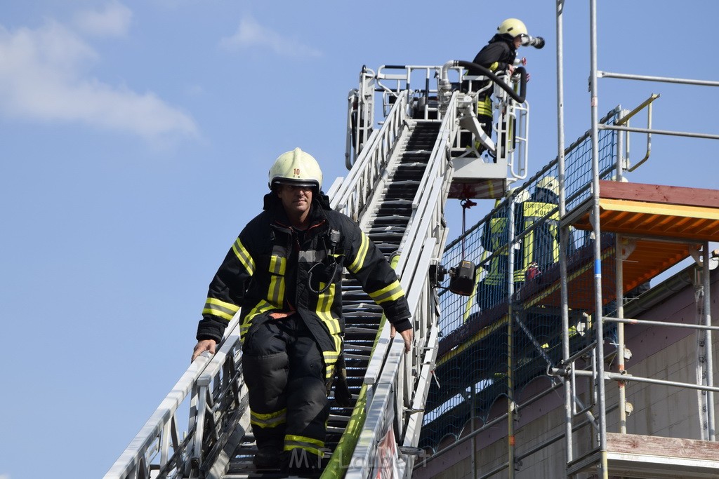 Dachstuhlbrand Koeln Poll Geislarerstr P549.JPG - Miklos Laubert